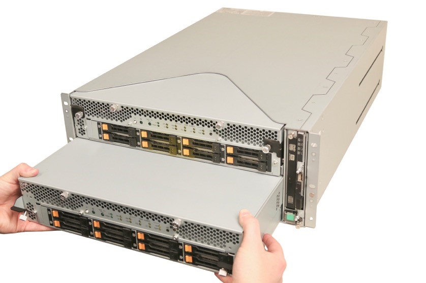 Un primer plano de las manos de un operador cambiando el hardware del servidor intercambiable en caliente.